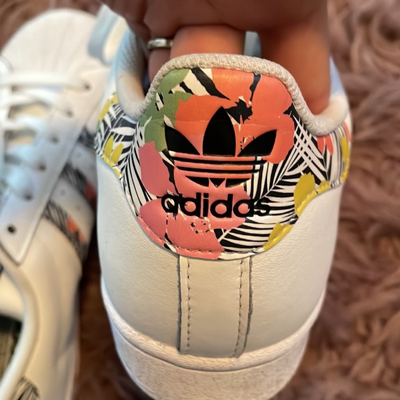 Very good cond kids size 6 fits as 7 1/2 womens Addidas superstar design shoes - Picture 7 of 8